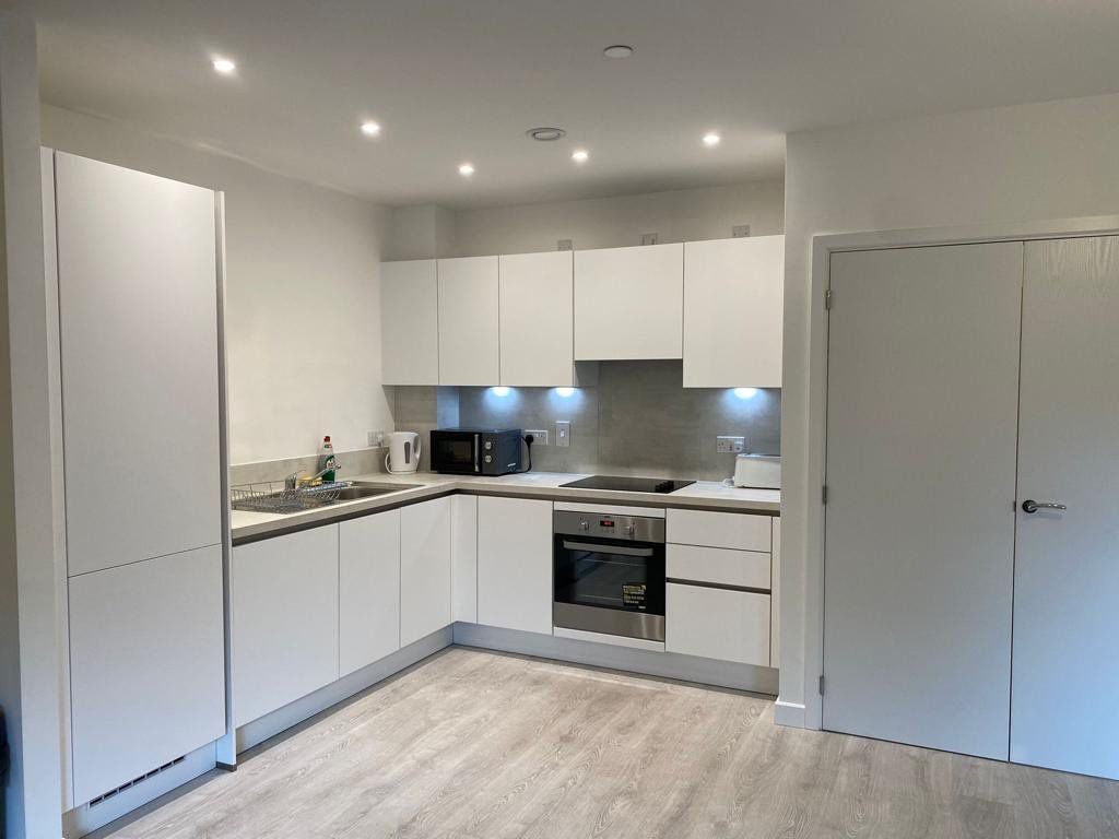 2 bed flat to rent in East Acton Lane, London W3, £2,800 pcm