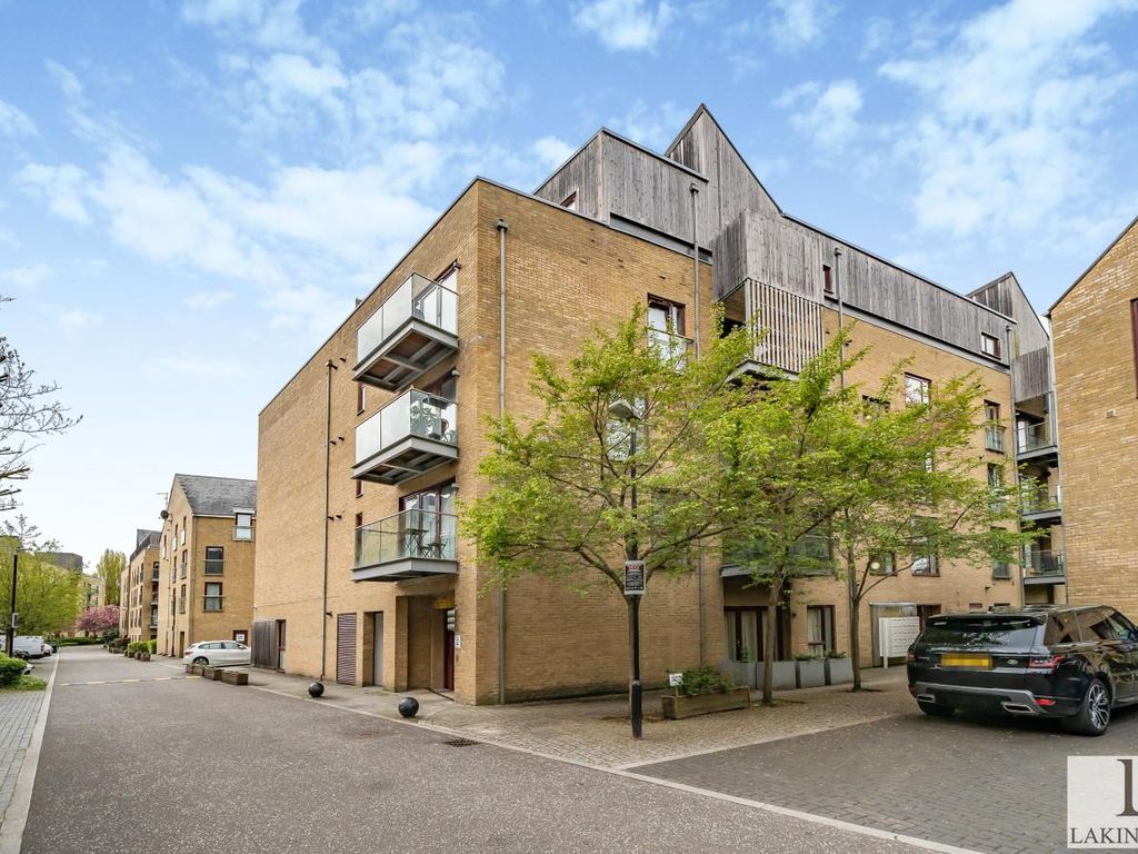 2 bed flat for sale in Kings Mill Way, Denham, Uxbridge UB9, £465,000