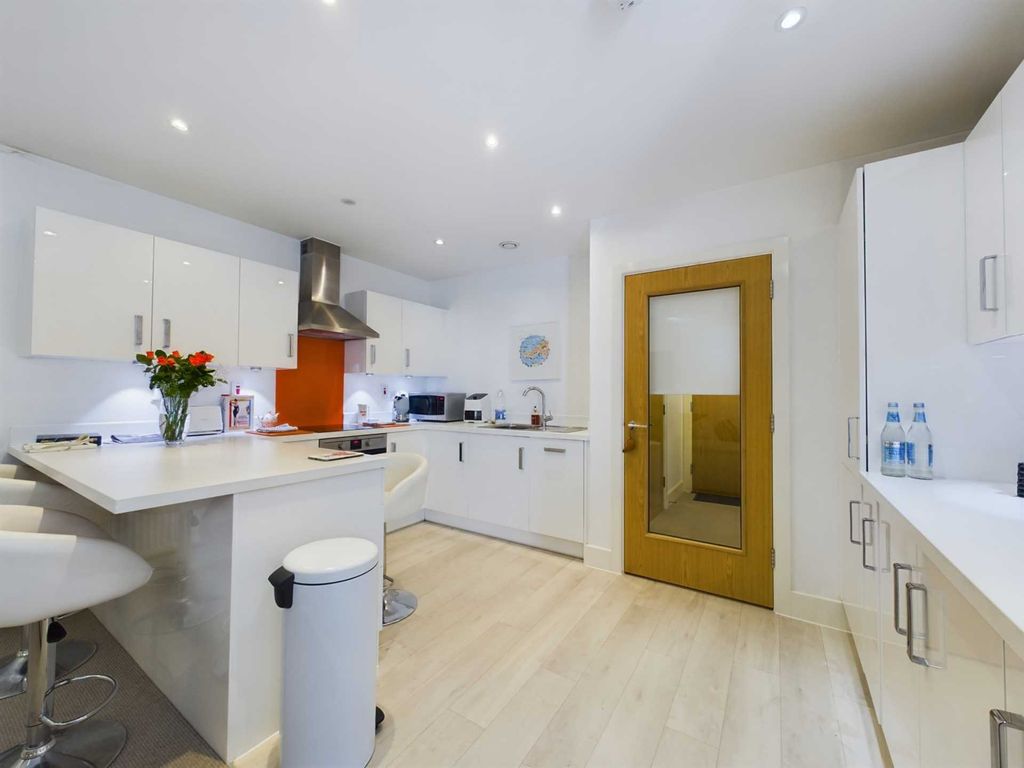 2 bed flat for sale in Mill House, Rose Lane, Nash Mills Wharf HP3, £350,000