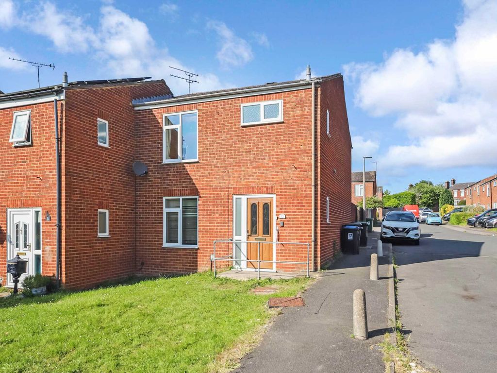 3 bed end terrace house for sale in Elizabeth Drive, Tring HP23, £389,000