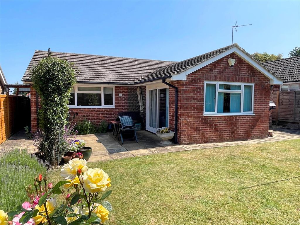 2 bed bungalow for sale in Monkswood Close, Newbury RG14, £450,000
