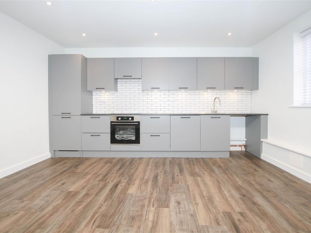 2 bed flat to rent in High Street, Saffron Walden CB10, £1,450 pcm