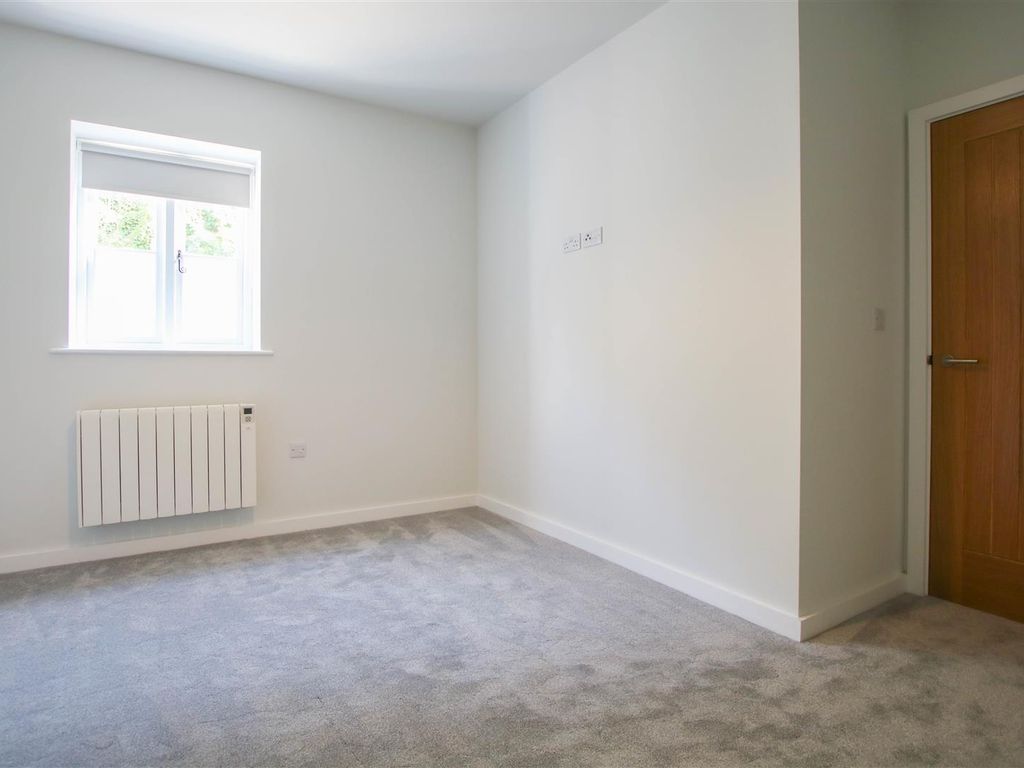 2 bed flat to rent in High Street, Saffron Walden CB10, £1,450 pcm