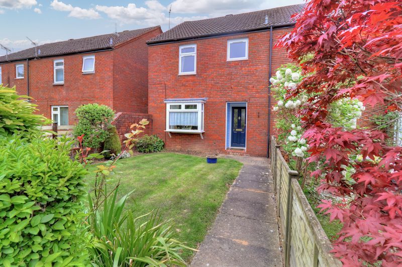 3 bed end terrace house for sale in Cater Road, Lane End, High Wycombe HP14, £375,000