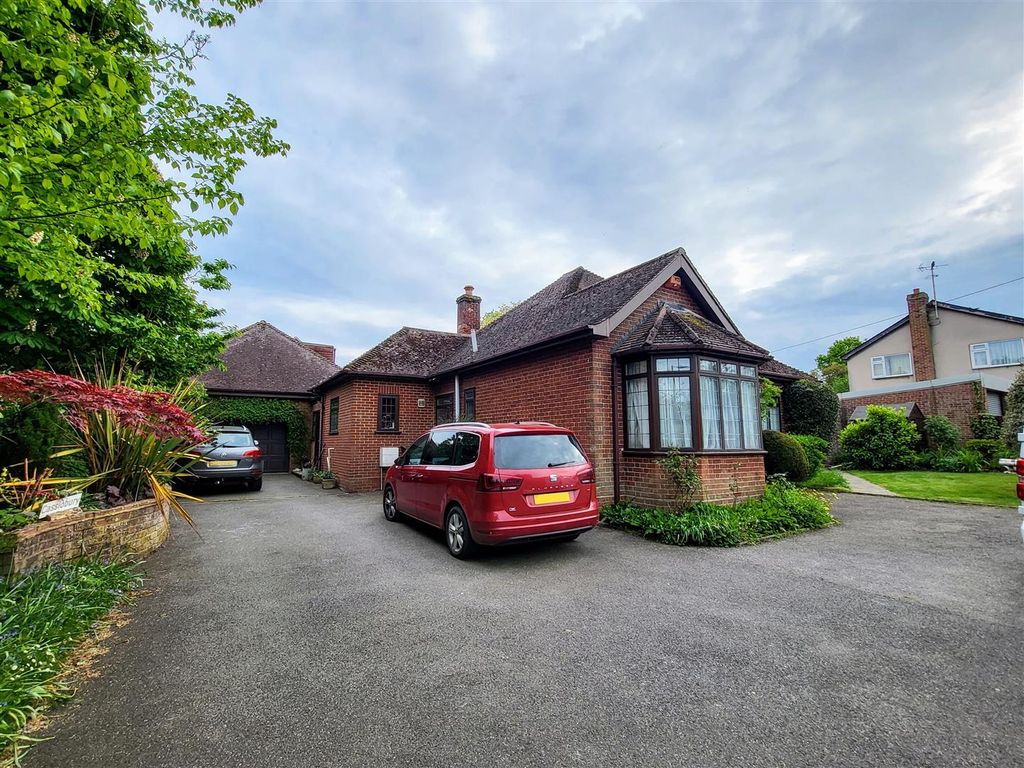 4 bed detached bungalow for sale in Baldock Road, Buntingford SG9, £795,000