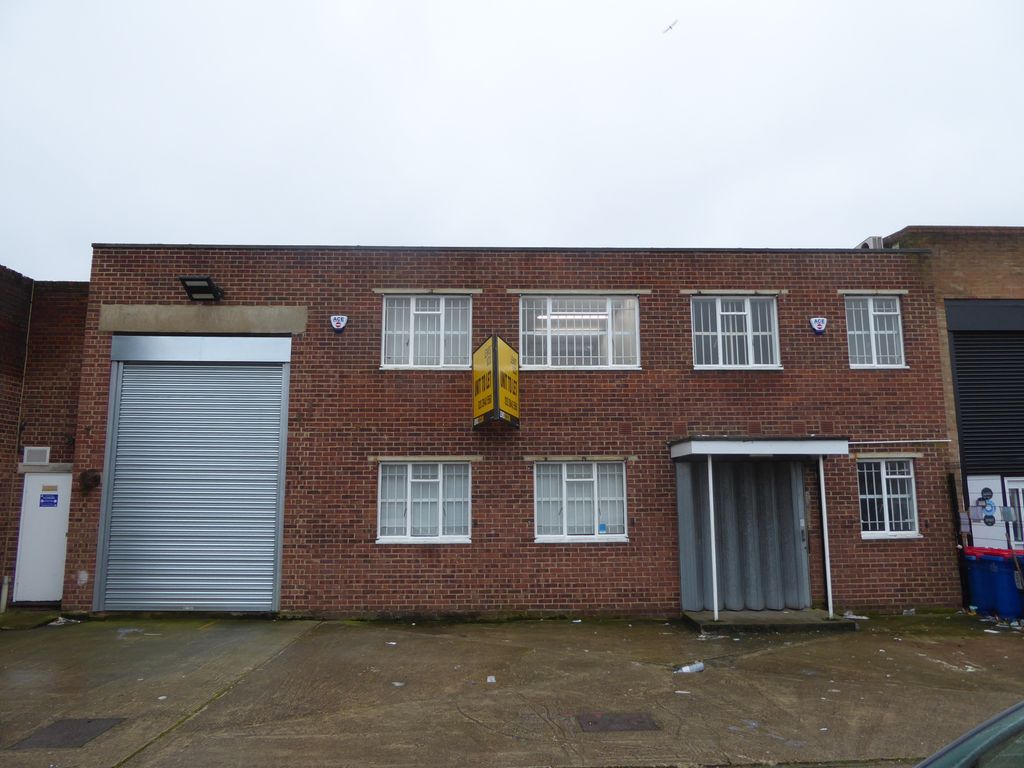 Warehouse to let in Lydden Road, London SW18, £108,473 pa