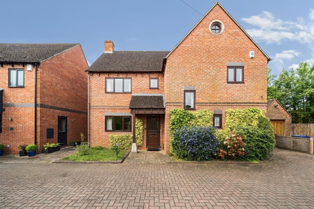 3 bed detached house for sale in Bicester, Oxfordshire OX26, £475,000