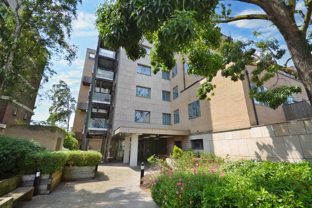 2 bed flat for sale in Cross Road, Croydon CR0, £360,000