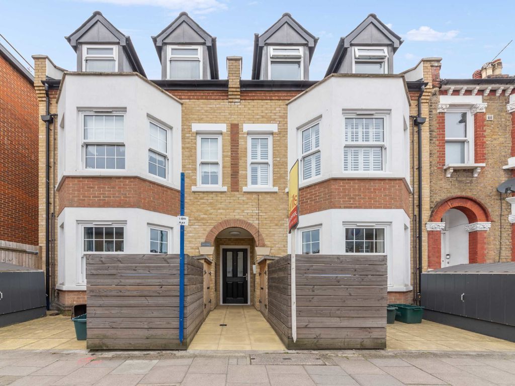 2 bed flat for sale in Hartfield Road, London SW19, £565,000