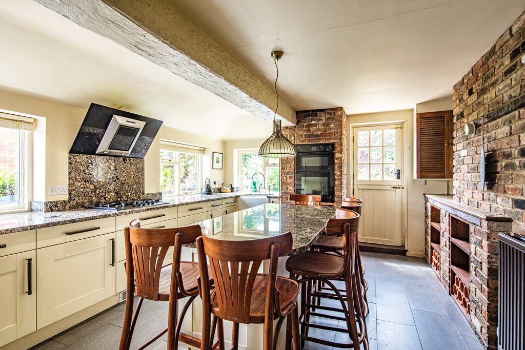 4 bed property for sale in St Donats, Pangbourne On Thames RG8, £895,000