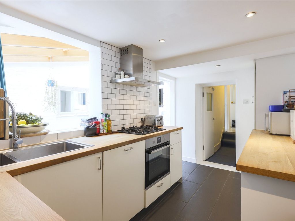 2 bed flat for sale in Ormond Road, Archway, London N19, £650,000