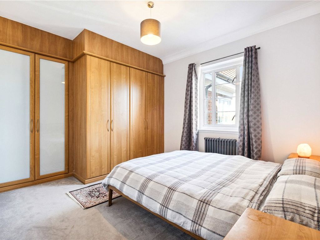 1 bed flat for sale in Watchfield Court, Sutton Court Road, London W4, £415,000