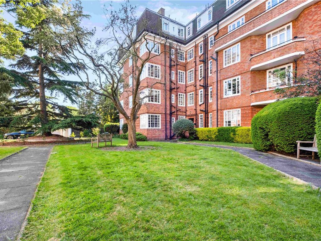 1 bed flat for sale in Watchfield Court, Sutton Court Road, London W4, £415,000