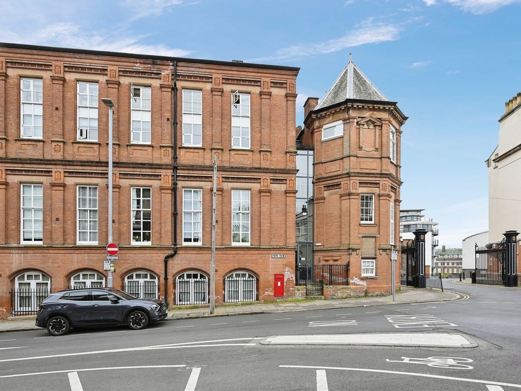 2 bed flat for sale in Park Row, Nottingham, Nottinghamshire NG1, £95,000