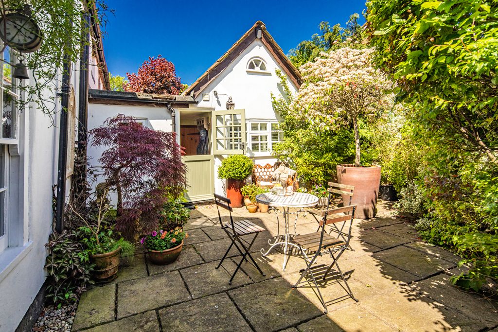 3 bed property for sale in The Brambles, Compton RG20, £585,000