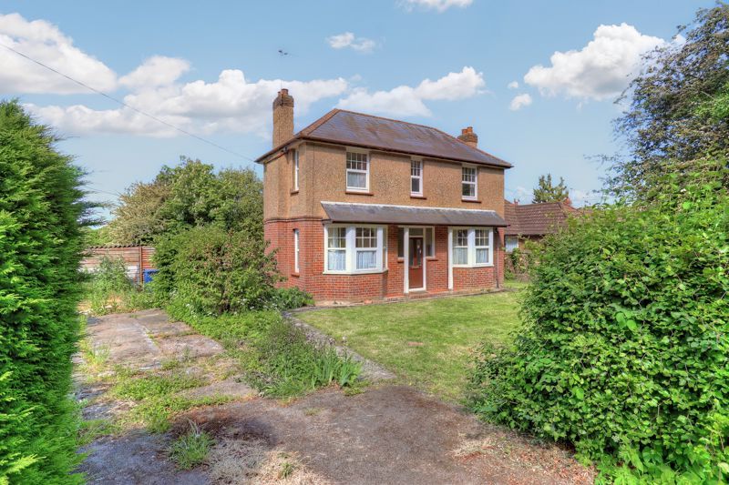 3 bed detached house for sale in Wycombe Road, Studley Green, High Wycombe HP14, £550,000