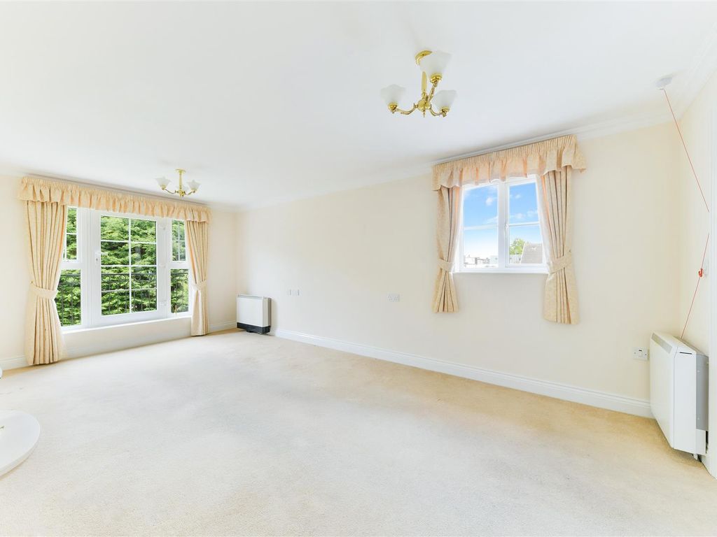 2 bed flat for sale in Bolters Lane, Banstead SM7, £350,000