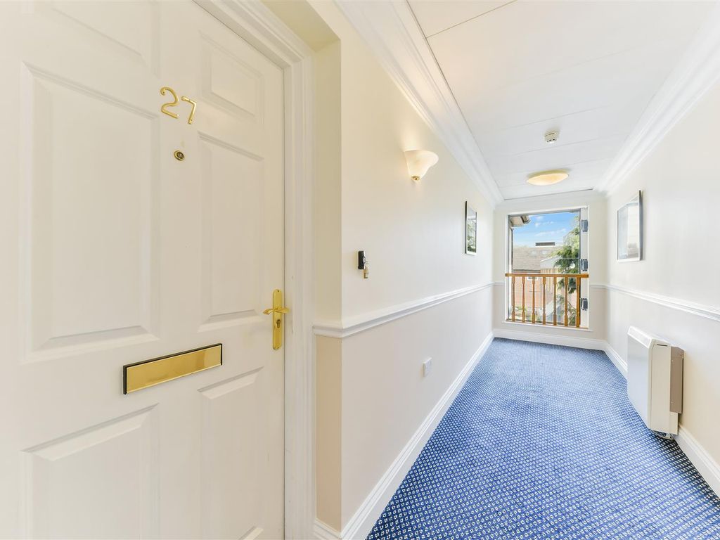 2 bed flat for sale in Bolters Lane, Banstead SM7, £350,000