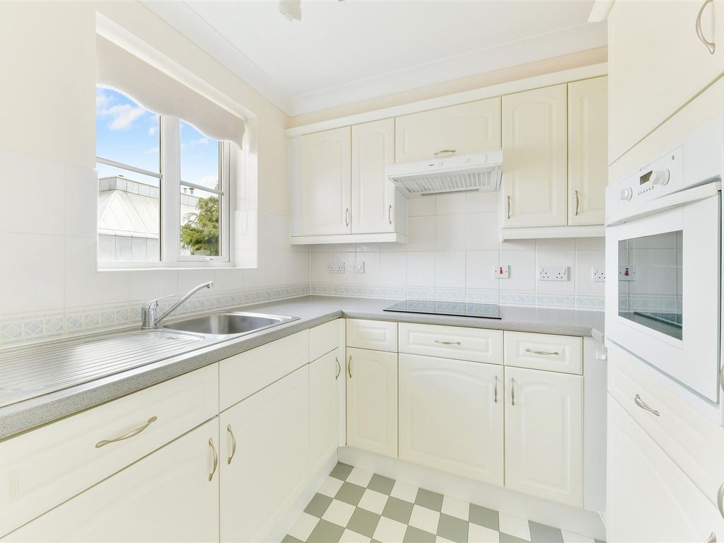 2 bed flat for sale in Bolters Lane, Banstead SM7, £350,000
