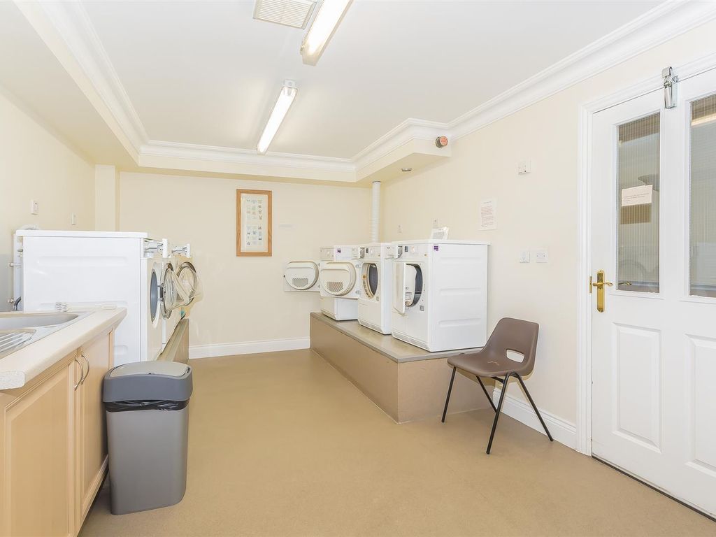 2 bed flat for sale in Bolters Lane, Banstead SM7, £350,000