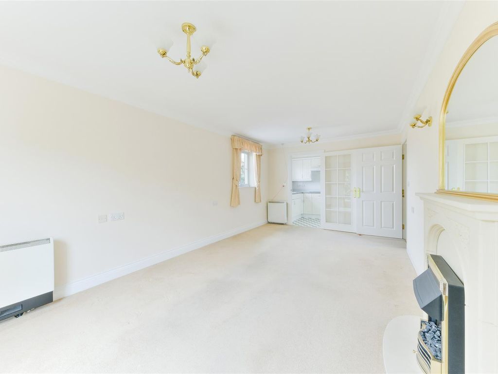 2 bed flat for sale in Bolters Lane, Banstead SM7, £350,000