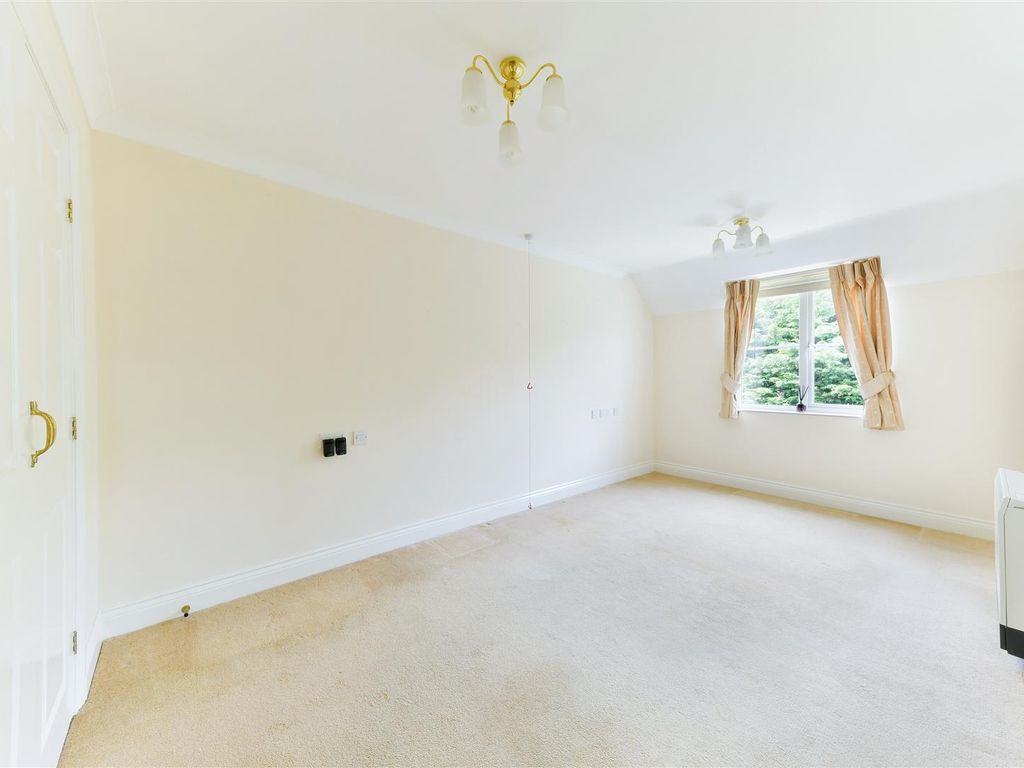 2 bed flat for sale in Bolters Lane, Banstead SM7, £350,000