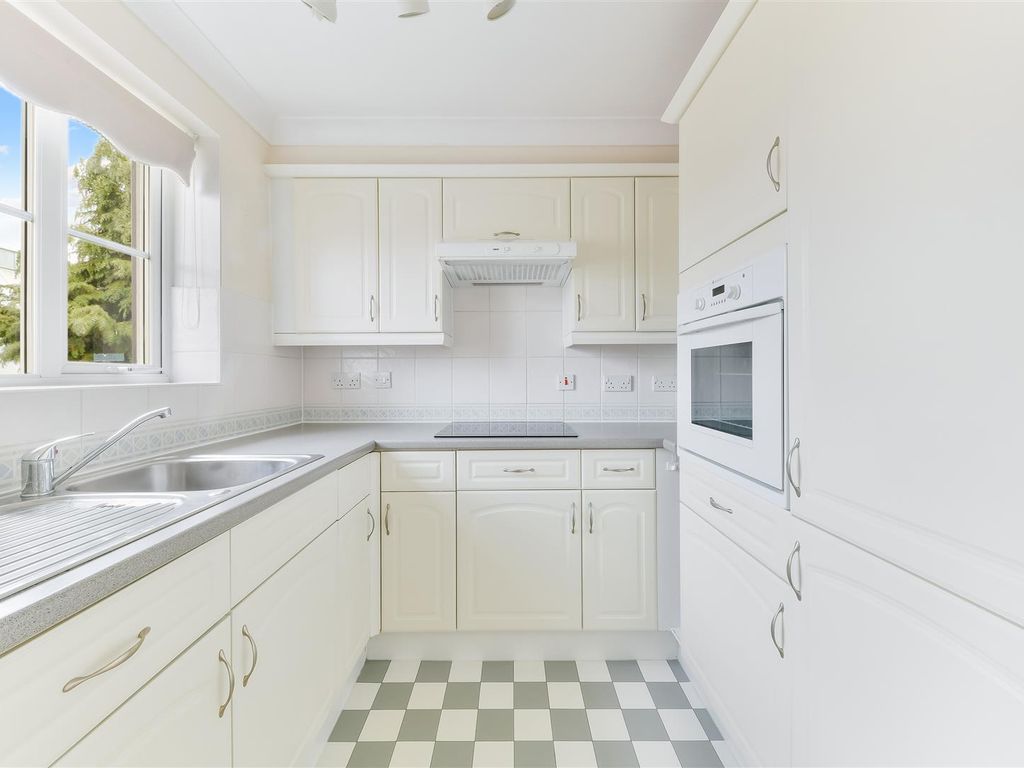 2 bed flat for sale in Bolters Lane, Banstead SM7, £350,000