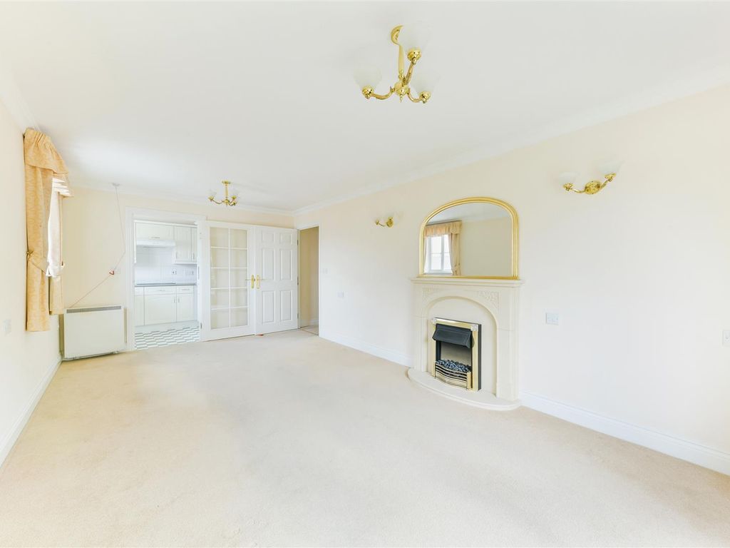 2 bed flat for sale in Bolters Lane, Banstead SM7, £350,000