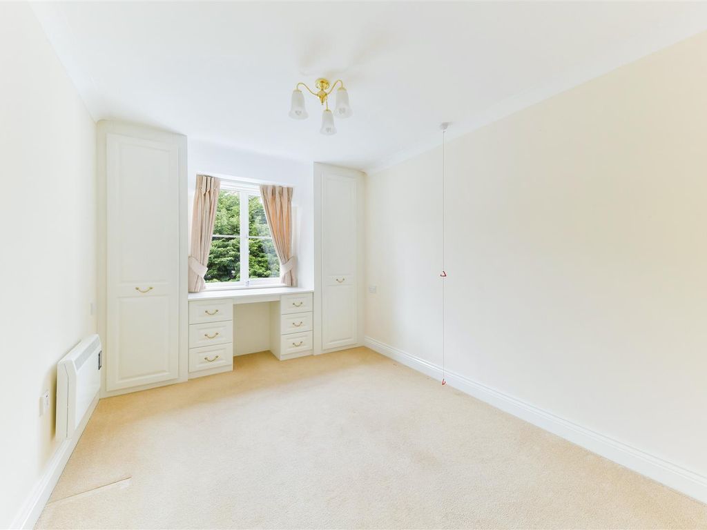 2 bed flat for sale in Bolters Lane, Banstead SM7, £350,000