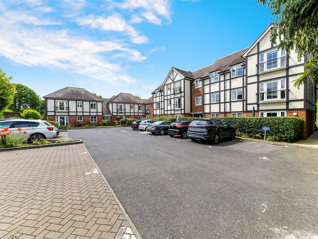 2 bed flat for sale in Bolters Lane, Banstead SM7, £350,000