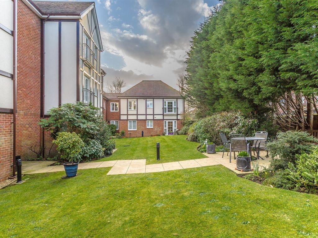 2 bed flat for sale in Bolters Lane, Banstead SM7, £350,000