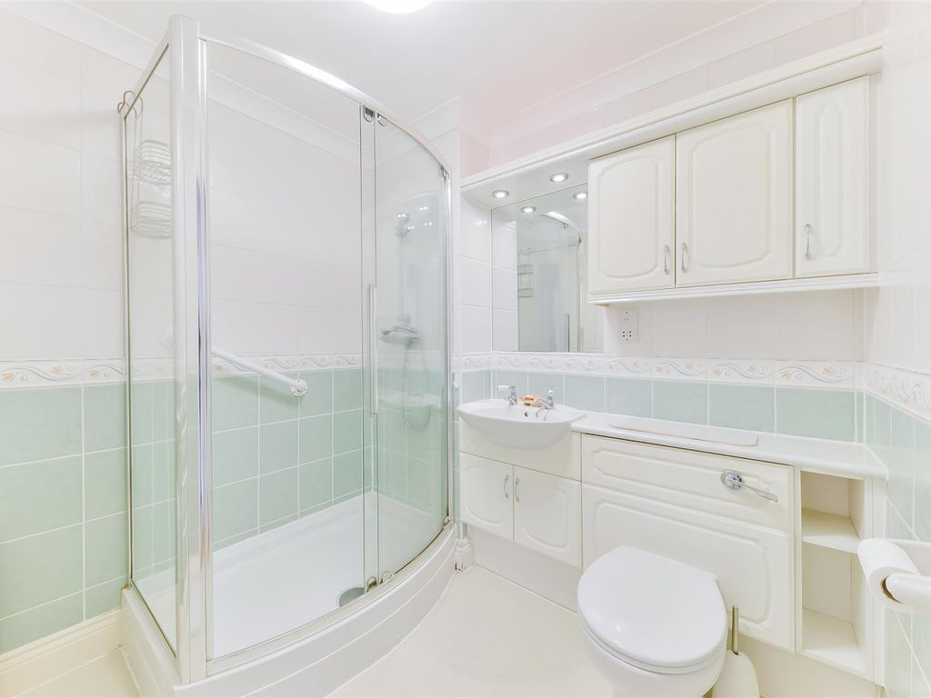 2 bed flat for sale in Bolters Lane, Banstead SM7, £350,000