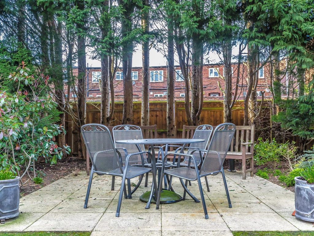 2 bed flat for sale in Bolters Lane, Banstead SM7, £350,000