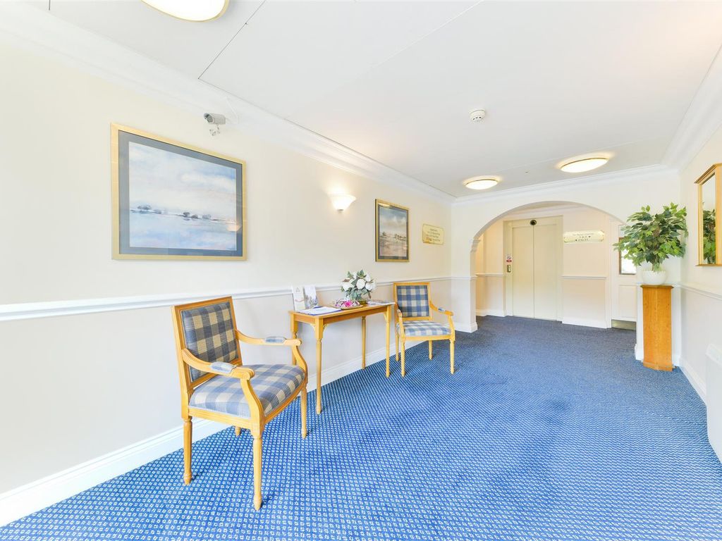 2 bed flat for sale in Bolters Lane, Banstead SM7, £350,000