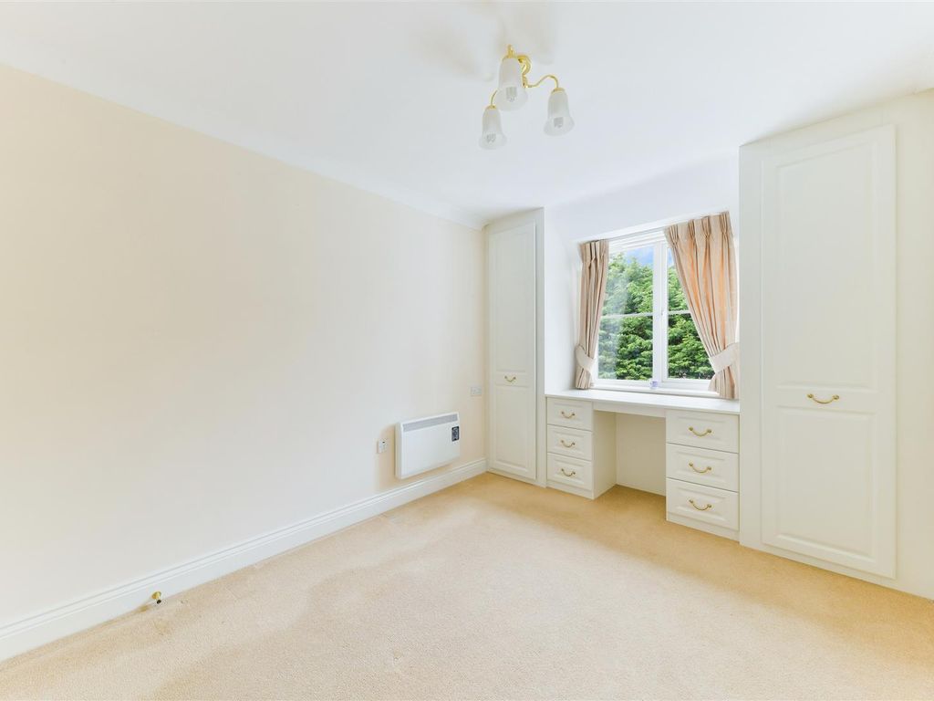 2 bed flat for sale in Bolters Lane, Banstead SM7, £350,000