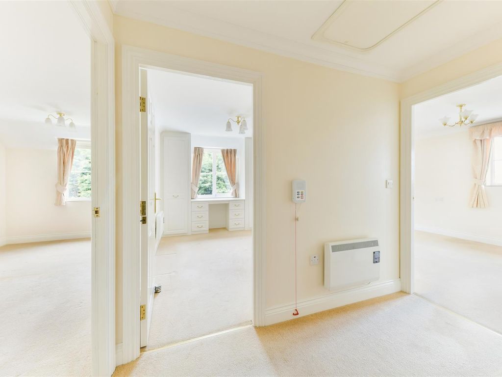 2 bed flat for sale in Bolters Lane, Banstead SM7, £350,000