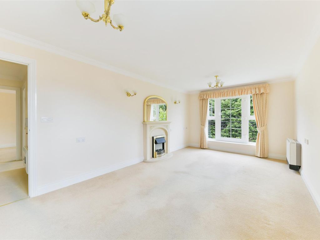 2 bed flat for sale in Bolters Lane, Banstead SM7, £350,000