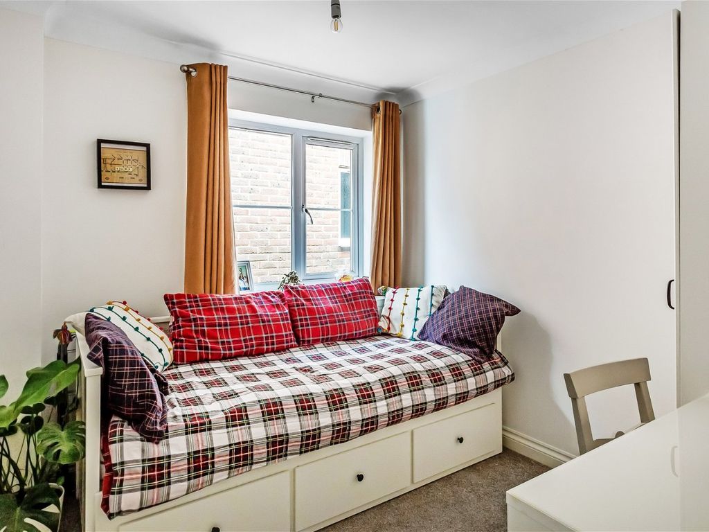 2 bed flat for sale in Mount Pleasant Road, Lingfield RH7, £285,000