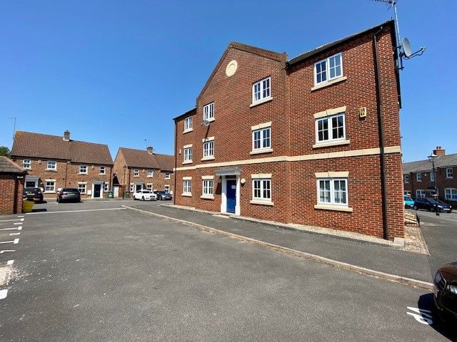 2 bed flat to rent in Warbler Close, Aylesbury HP19, £1,200 pcm
