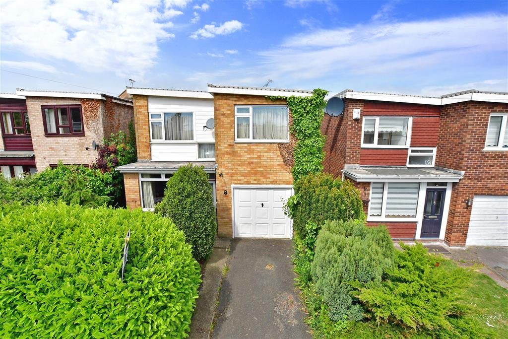3 bed detached house for sale in Appleshaw Close, Gravesend, Kent DA11, £375,000