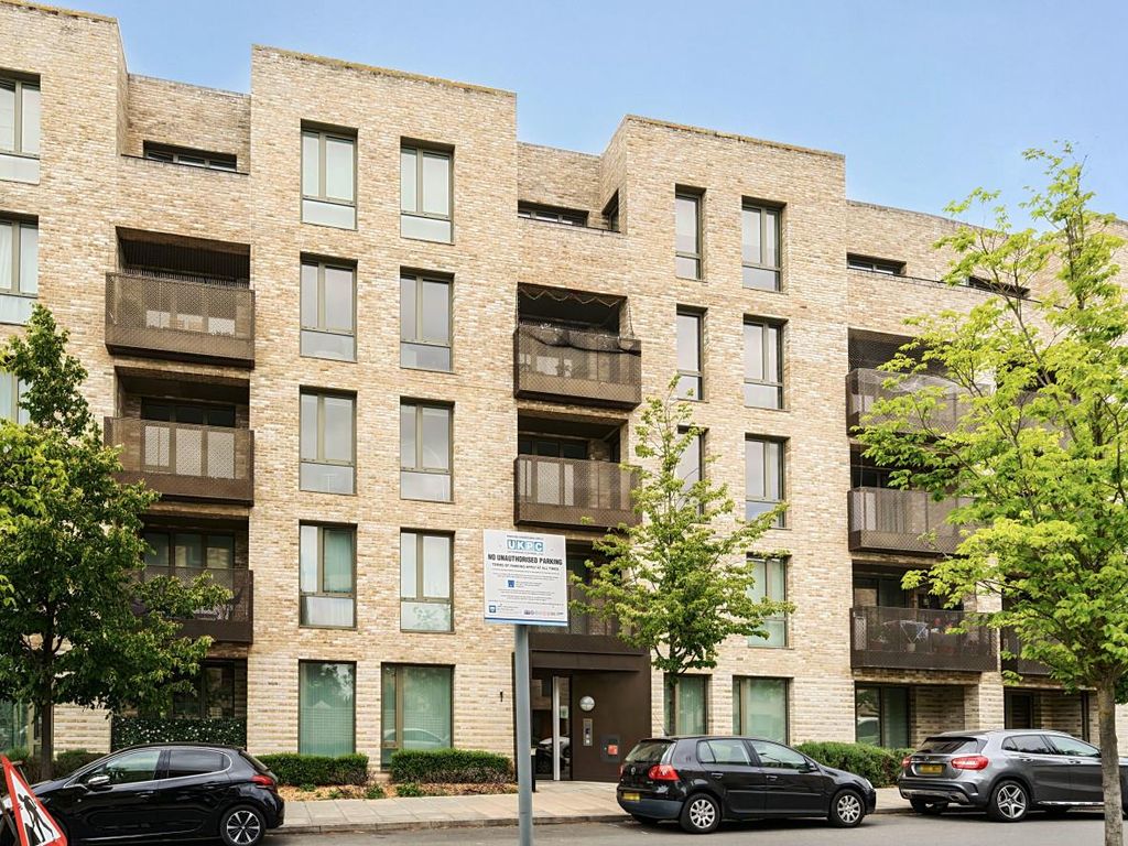 3 bed flat for sale in Welford Court, Edgware HA8, £575,000