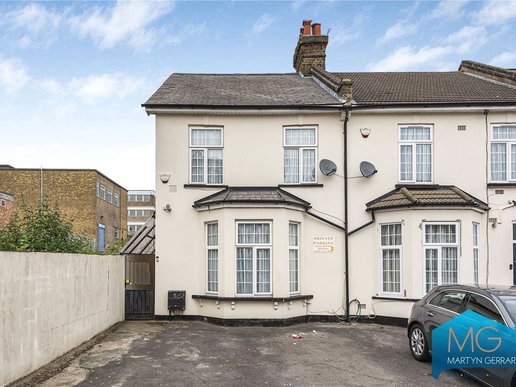 4 bed semi-detached house for sale in Friern Park, London N12, £750,000