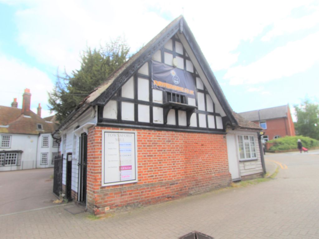 Retail premises to let in The Causeway, Halstead CO9, £10,200 pa