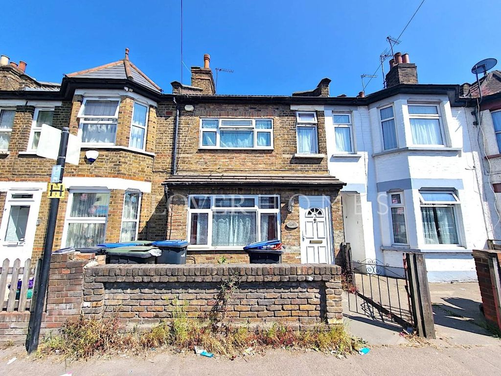 3 bed property for sale in Montagu Road, London N18, £390,000