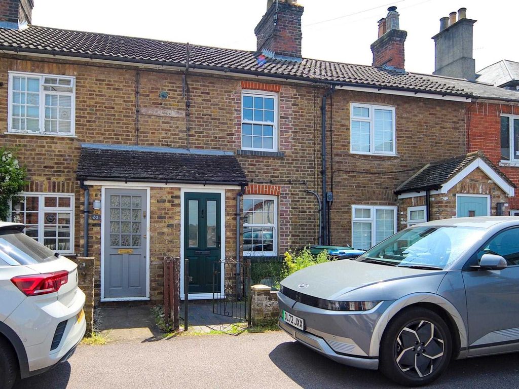 2 bed terraced house to rent in King Street, Tring HP23, £1,300 pcm