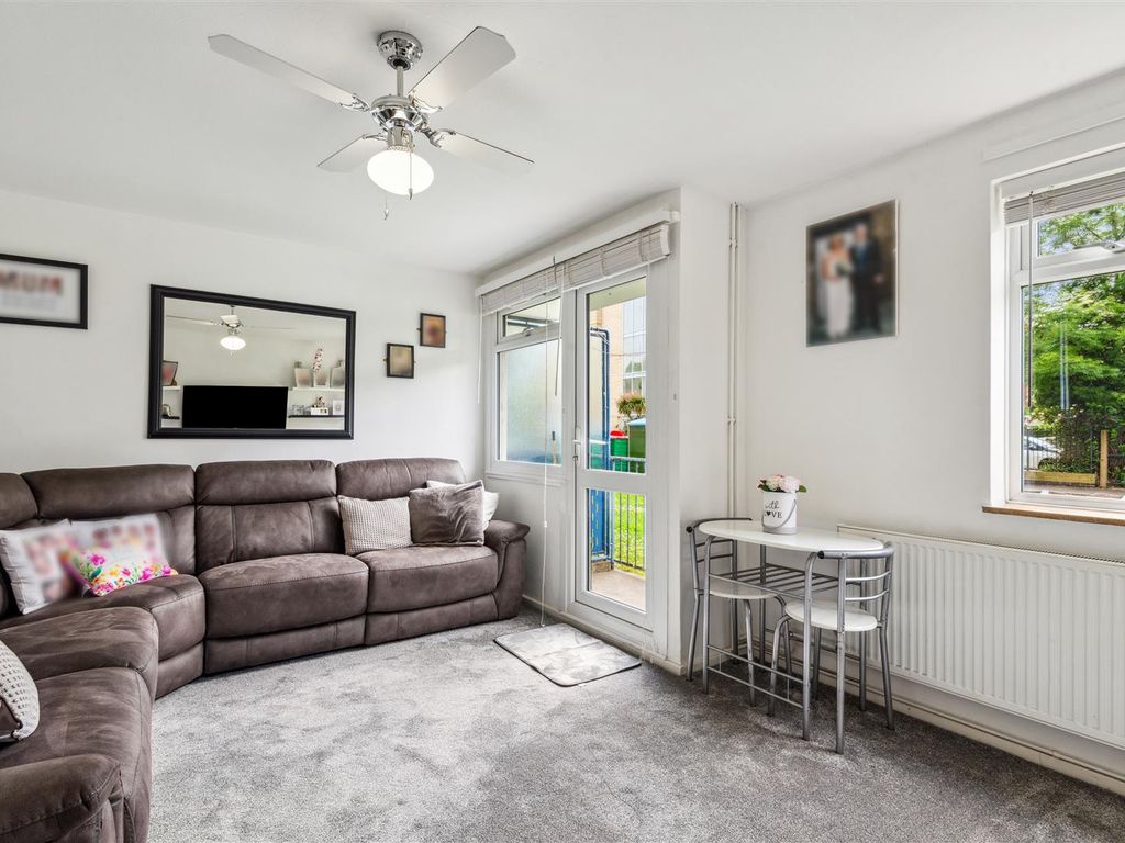 3 bed flat for sale in Devonshire Street, London W4, £450,000