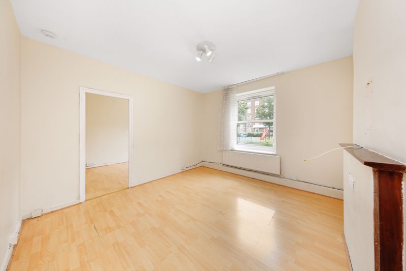 2 bed flat for sale in Stamford Hill, London N16, £350,000