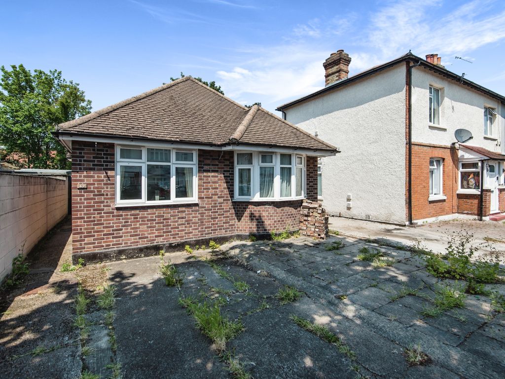 2 bed bungalow for sale in Maswell Park Road, Hounslow TW3, £475,000