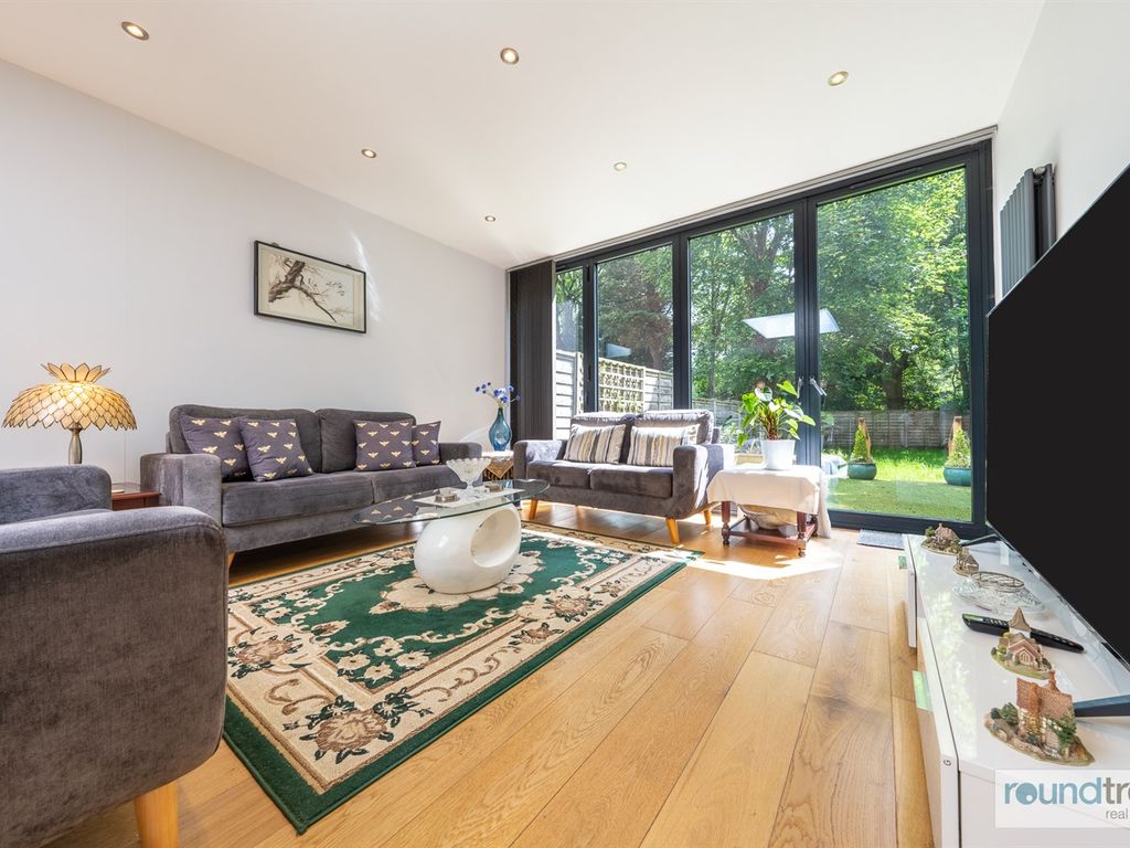 2 bed flat for sale in Holders Hill Road, London NW4, £649,950