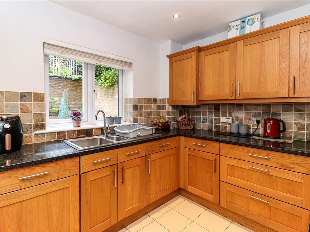 1 bed flat for sale in Station Road, New Barnet, Barnet EN5, £350,000